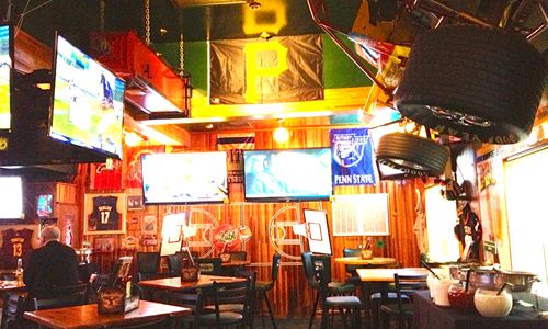 Quaker Steak & Lube Opens New Sports Bar