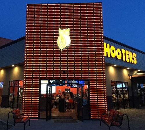 Hooters Worldwide Wing Eating Tour Kicks Off in Long Beach