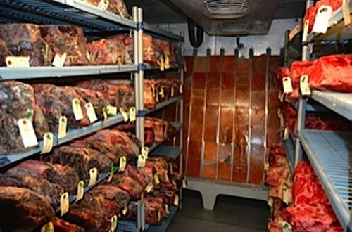 Ruffino’s Debuts Dry-Aged Steaks from New Himalayan Salt Room