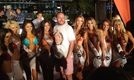 Joey “Jaws” Chestnut Devours 194 Hooters Chicken Wings in 10 Minutes, Reclaims Hooters Worldwide Wing Eating Title