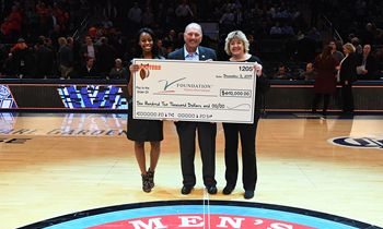 Hooters Raises $610,000 in Fight Against Breast Cancer