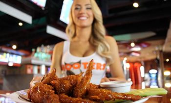 New Hooters of Cedar Hill Opens, Features Large Patio