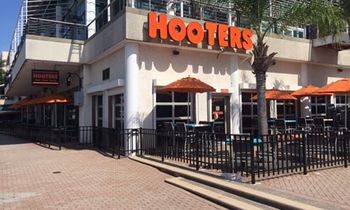 Hooters Brings New, Contemporary Design to Jacksonville Landing Location