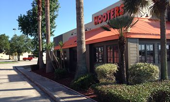 Hooters Opens Newest Location in Baytown, Texas