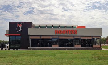 Hooters Opens Newest Location in Bryan, Texas