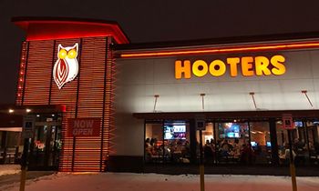 Hooters Opens Newest Location in La Vista, Nebraska