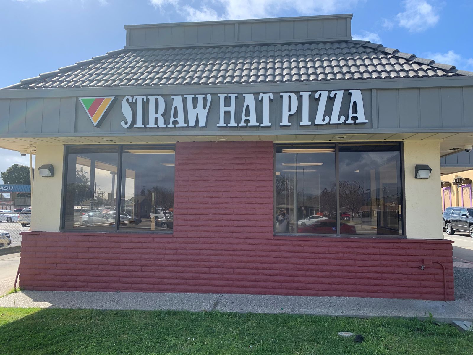 Straw Hat Pizza Opens New Location in Salinas, CA Straw Hat Pizza Opens New Location in Salinas, CA
