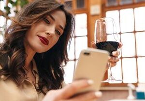 Free App Combivino Pairs 900 Types of Wine and Over 70 Types of Craft Beer With 2,000 Recipes