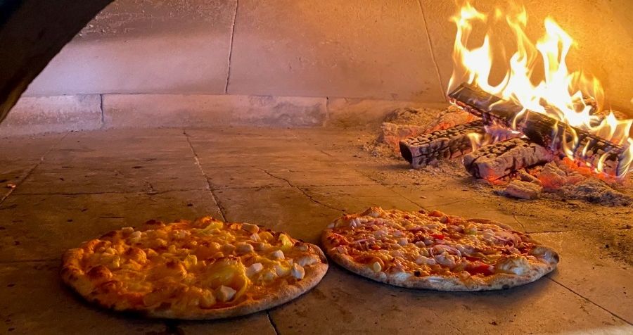 Smokin' Oak Wood-Fired Pizza & Taproom Selected as a Top Brand in the Fast Casual 2022 Movers & Shakers List Smokin' Oak Wood-Fired Pizza & Taproom Selected as a Top Brand in the Fast Casual 2022 Movers & Shakers List
