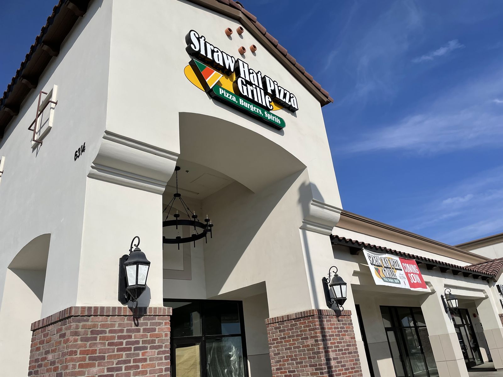 Straw Hat Pizza Opens New Location in Bakersfield, CA