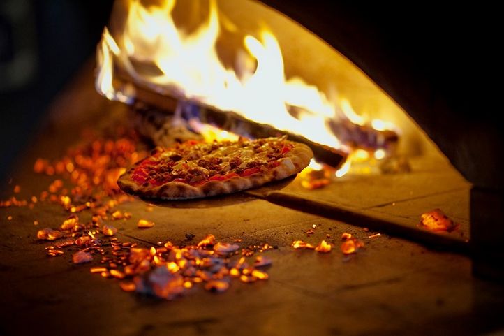 Smokin' Oak Wood-Fired Pizza & Taproom Makes Texas Debut