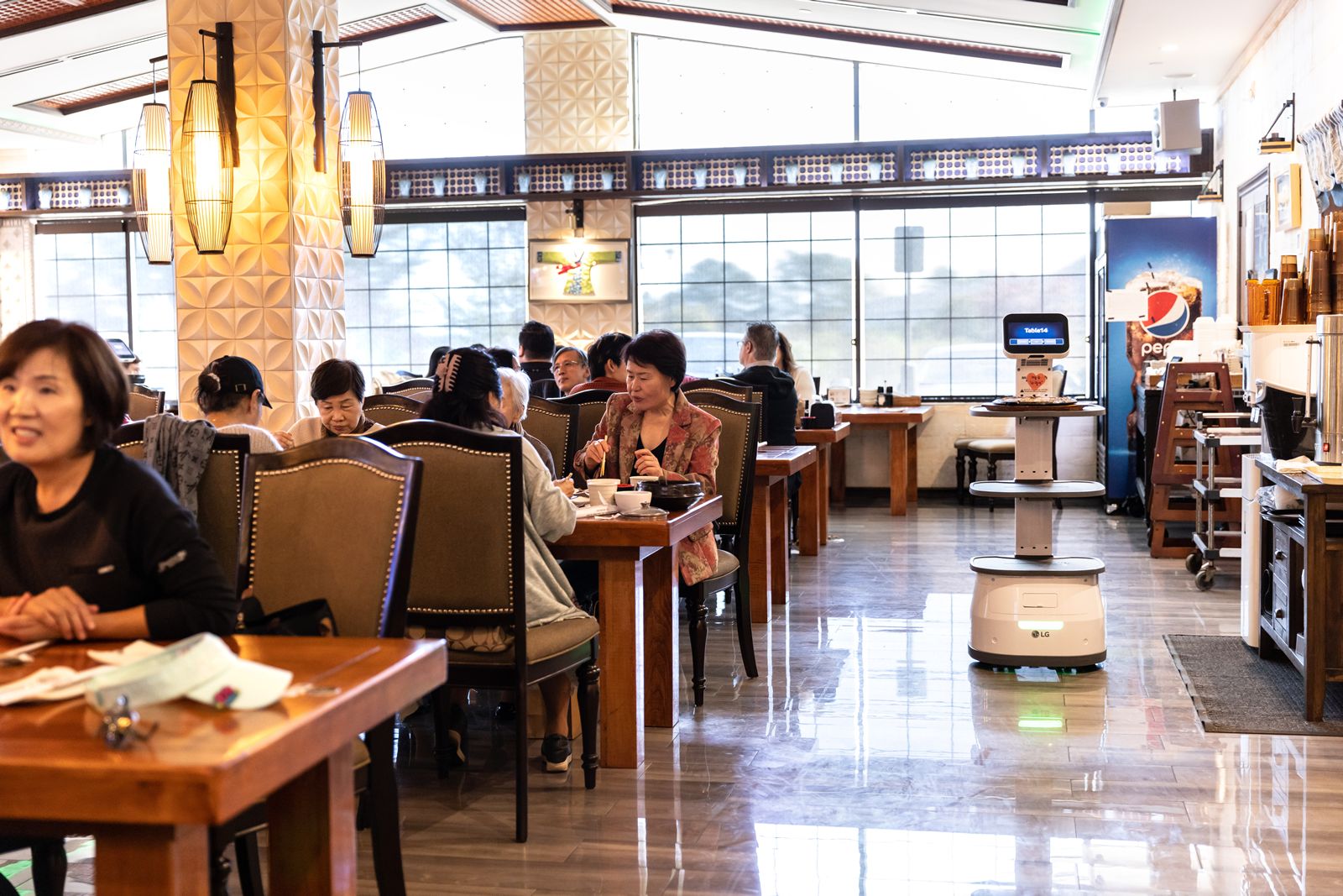 LG Robots Deliver Korean BBQ, Delighting Customers at Suburban Atlanta Restaurant LG Robots Deliver Korean BBQ, Delighting Customers at Suburban Atlanta Restaurant