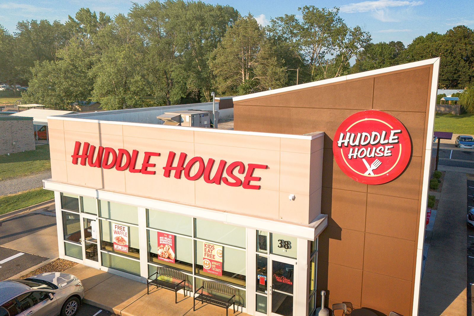Record-Breaking Huddle House Celebrates Grand Opening in Greenbrier, July 15 Record-Breaking Huddle House Celebrates Grand Opening in Greenbrier, July 15