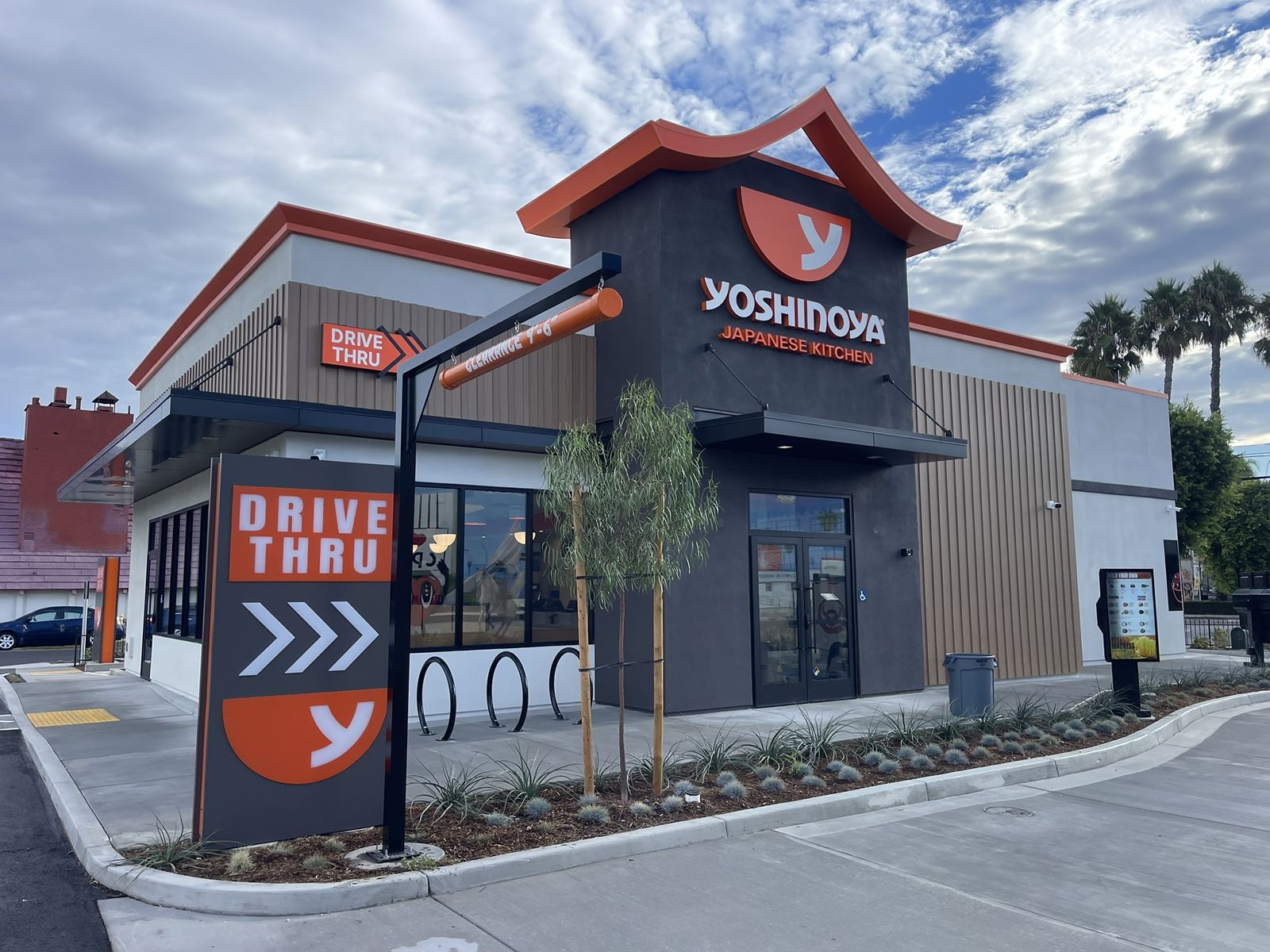 Yoshinoya Debuts 101st Restaurant Featuring Double Drive-Thru and Large-Scale Mural Painted by Local Artist Yoshinoya Debuts 101st Restaurant Featuring Double Drive-Thru and Large-Scale Mural Painted by Local Artist